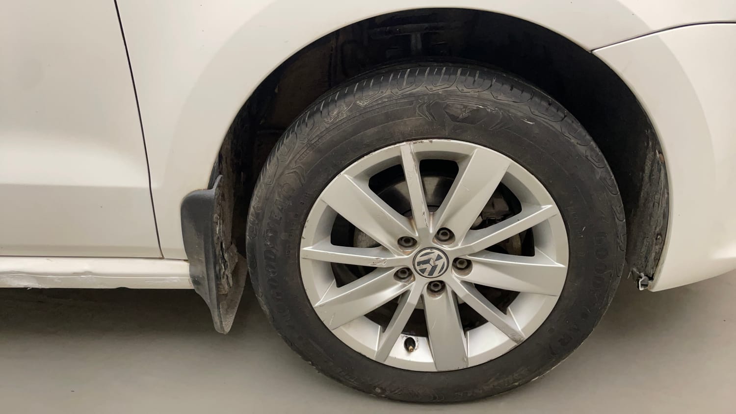 Used 2015 Volkswagen Polo Highline1.2L (P) Petrol Manual tyres RIGHT FRONT TYRE RIM VIEW