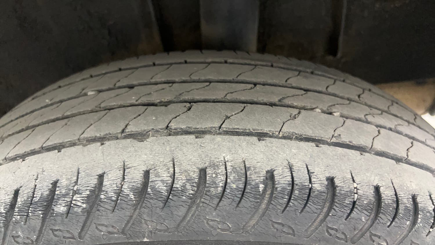 Used 2023 Renault Kiger RXE MT Petrol Manual tyres LEFT REAR TYRE TREAD VIEW