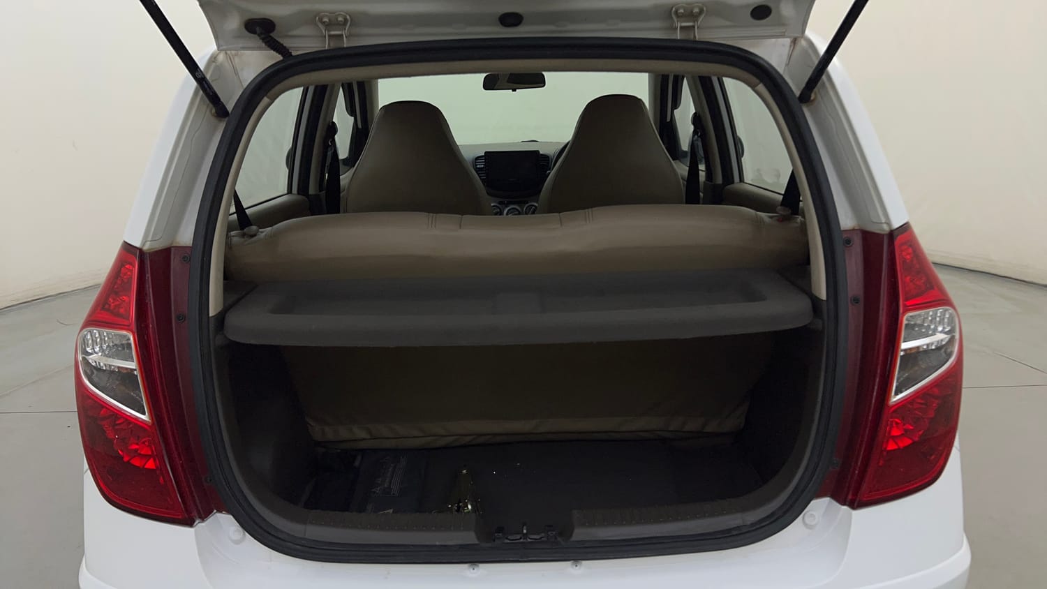 Used 2015 Hyundai i10 Sportz 1.1 iRDE2 Petrol Manual interior DICKY INSIDE VIEW