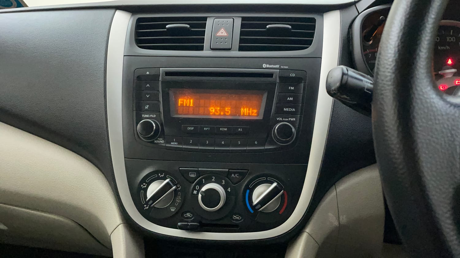 Used 2018 Maruti Suzuki Celerio ZXi (O) AMT Petrol Automatic top_features Integrated (in-dash) music system