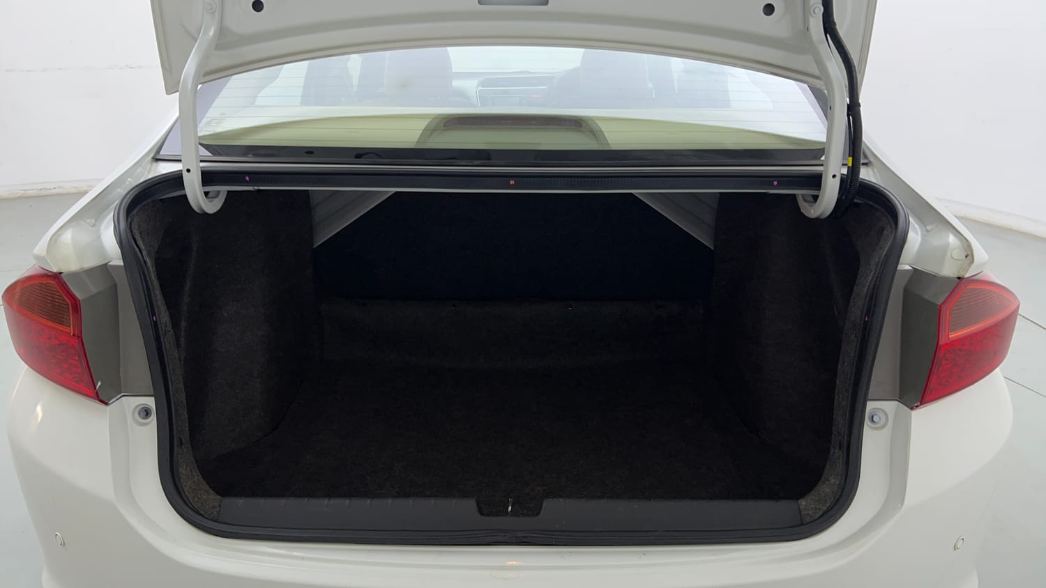 Used 2015 Honda City V Petrol Manual interior DICKY INSIDE VIEW