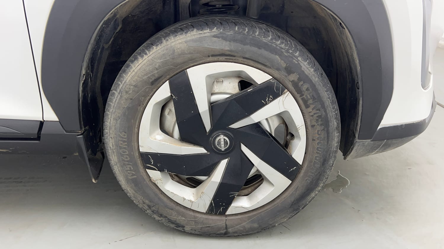 Used 2021 Nissan Magnite XE Petrol Manual tyres RIGHT FRONT TYRE RIM VIEW