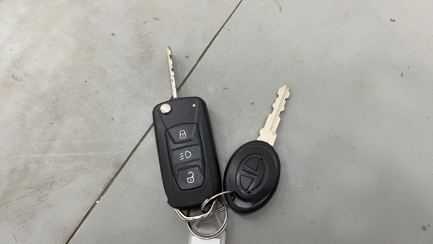 Used 2017 Tata Tiago Revotron XE (O) Petrol Manual extra CAR KEY VIEW