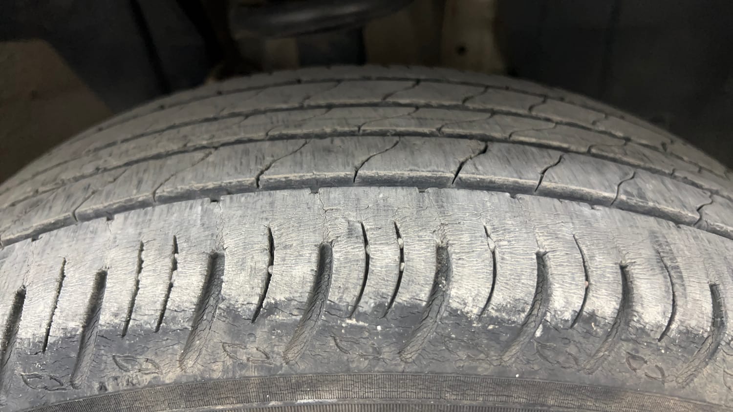 Used 2023 Renault Kiger RXE MT Petrol Manual tyres RIGHT FRONT TYRE TREAD VIEW