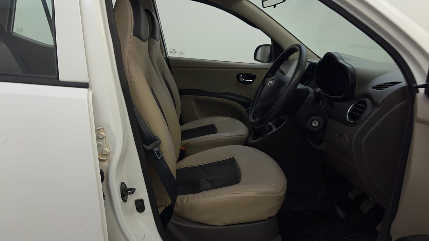 Used 2015 Hyundai i10 Sportz 1.1 iRDE2 Petrol Manual interior RIGHT SIDE FRONT DOOR CABIN VIEW