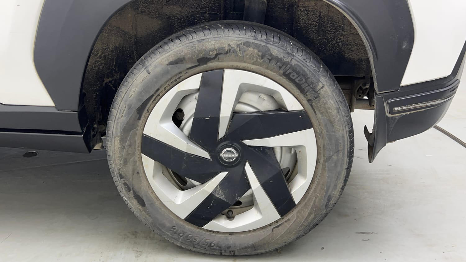 Used 2021 Nissan Magnite XE Petrol Manual tyres LEFT REAR TYRE RIM VIEW