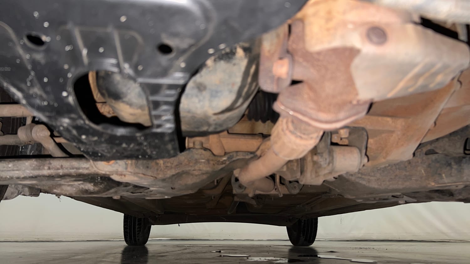 Used 2015 Hyundai i10 Sportz 1.1 iRDE2 Petrol Manual extra FRONT LEFT UNDERBODY VIEW