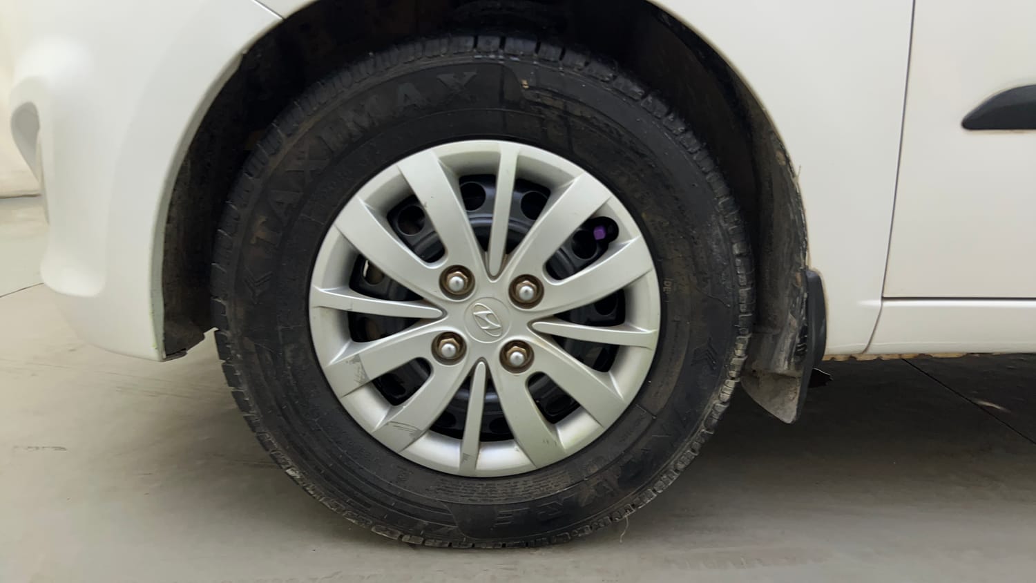 Used 2015 Hyundai i10 Sportz 1.1 iRDE2 Petrol Manual tyres LEFT FRONT TYRE RIM VIEW