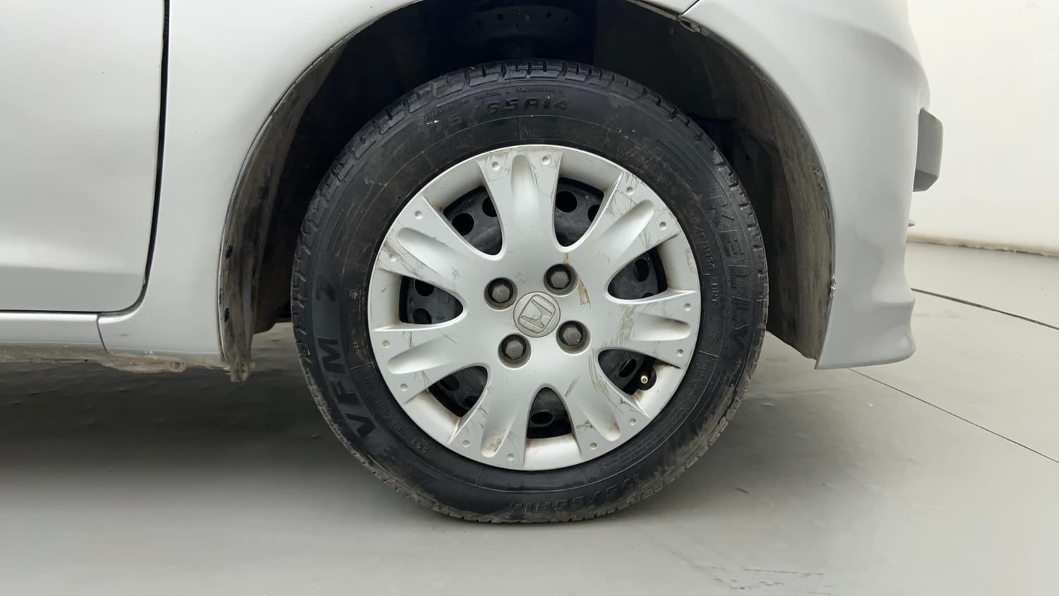 Used 2013 Honda Brio S MT Petrol Manual tyres RIGHT FRONT TYRE RIM VIEW