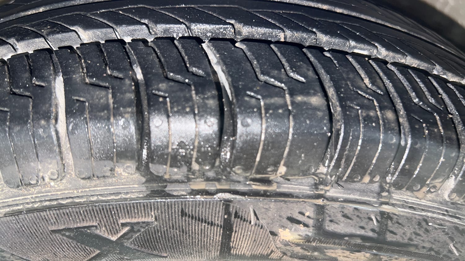 Used 2015 Hyundai i10 Sportz 1.1 iRDE2 Petrol Manual tyres LEFT FRONT TYRE TREAD VIEW