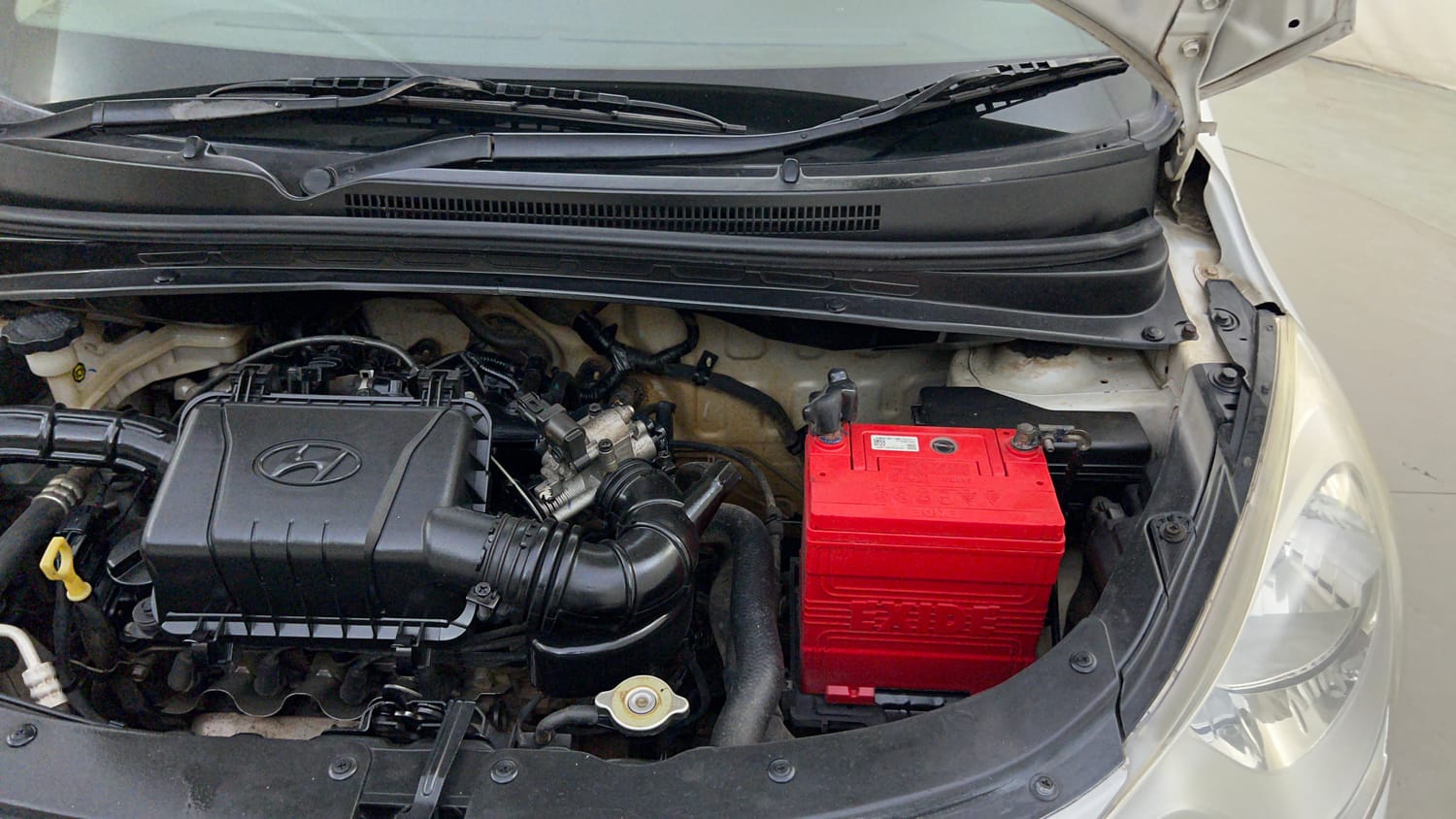 Used 2015 Hyundai i10 Sportz 1.1 iRDE2 Petrol Manual engine ENGINE LEFT SIDE HINGE & APRON VIEW