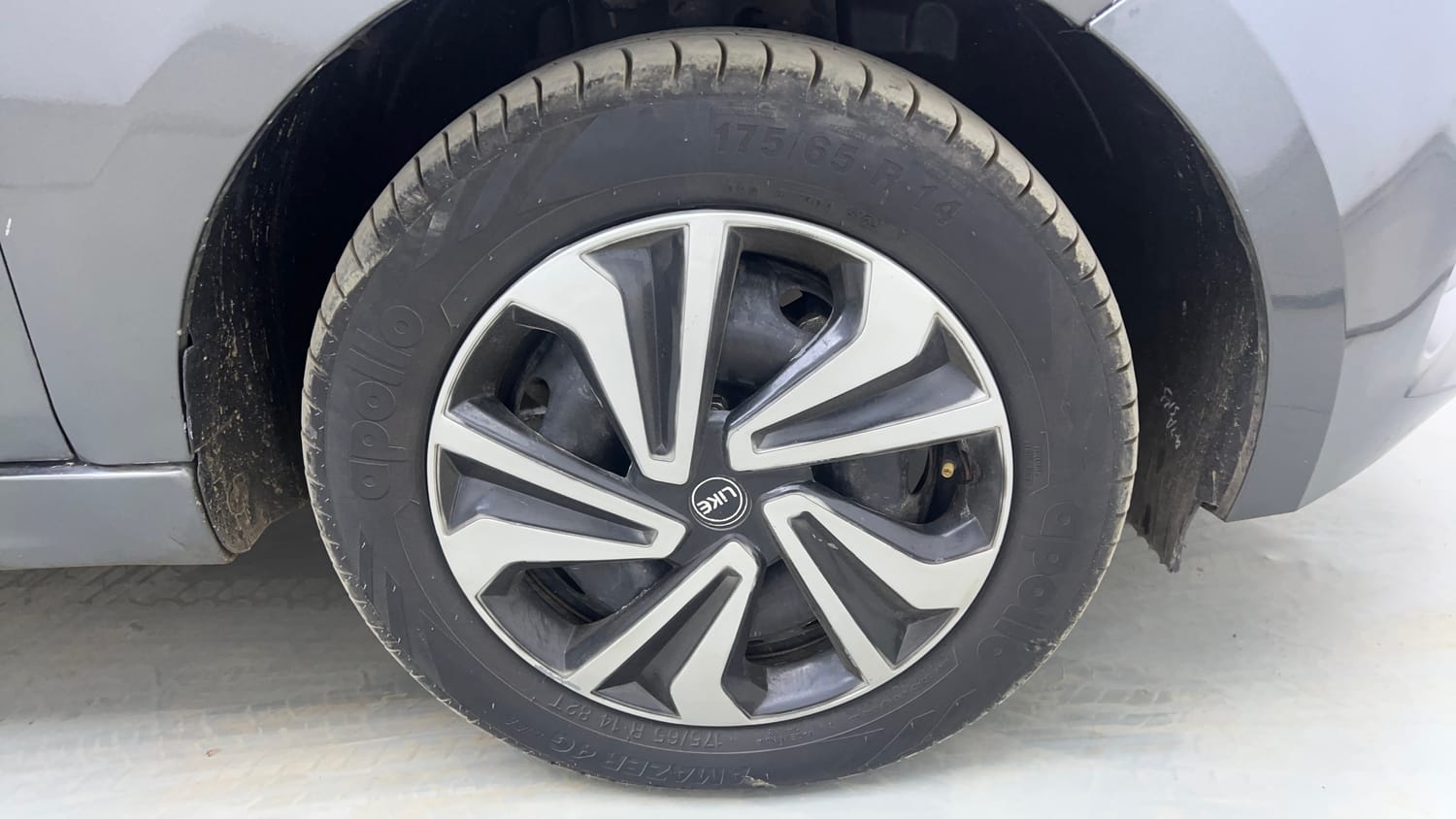 Used 2022 Tata Tigor XMA Petrol Automatic tyres RIGHT FRONT TYRE RIM VIEW
