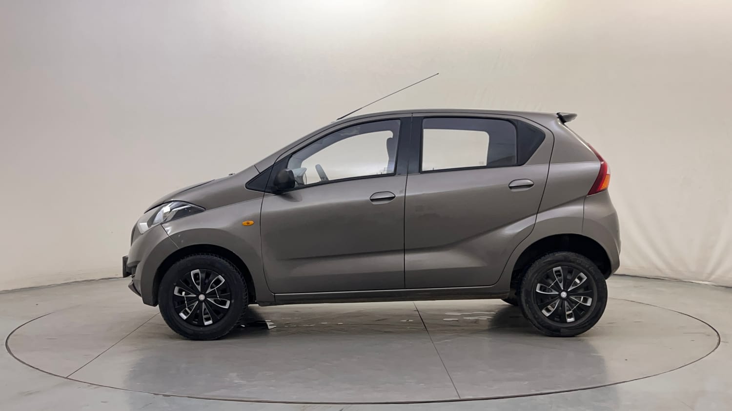 Used 2016 Datsun Redi-GO Sport Petrol Manual exterior LEFT SIDE VIEW