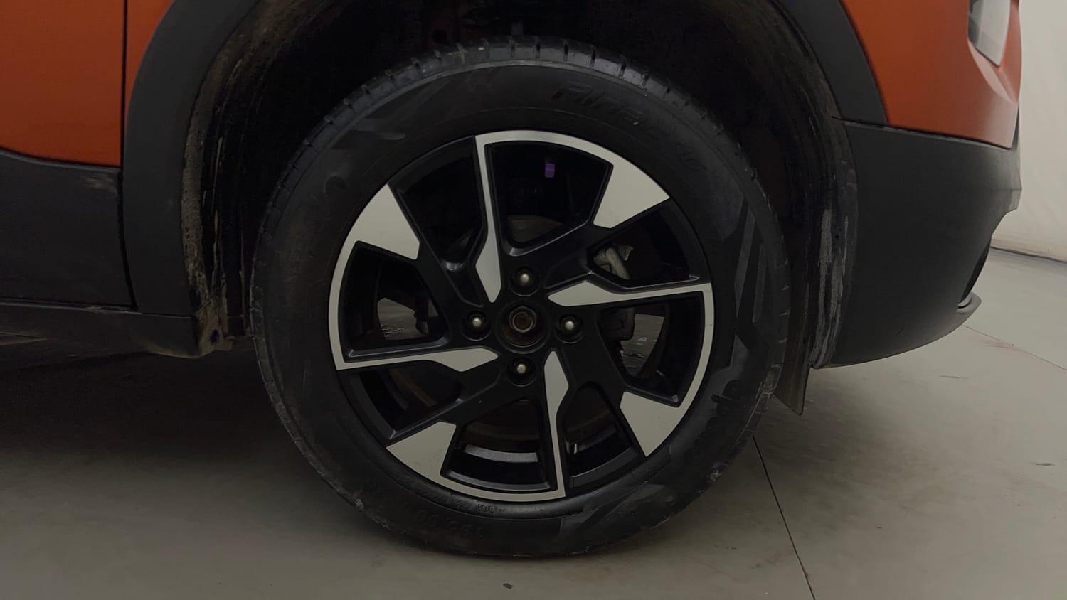 Used 2026 Tata Punch Creative Dual Tone AMT Sunroof Petrol Automatic tyres RIGHT FRONT TYRE RIM VIEW