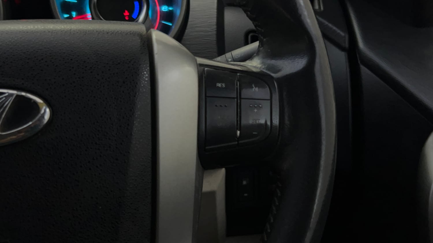 Used 2015 Mahindra XUV500 W10 Diesel Manual top_features Cruise control