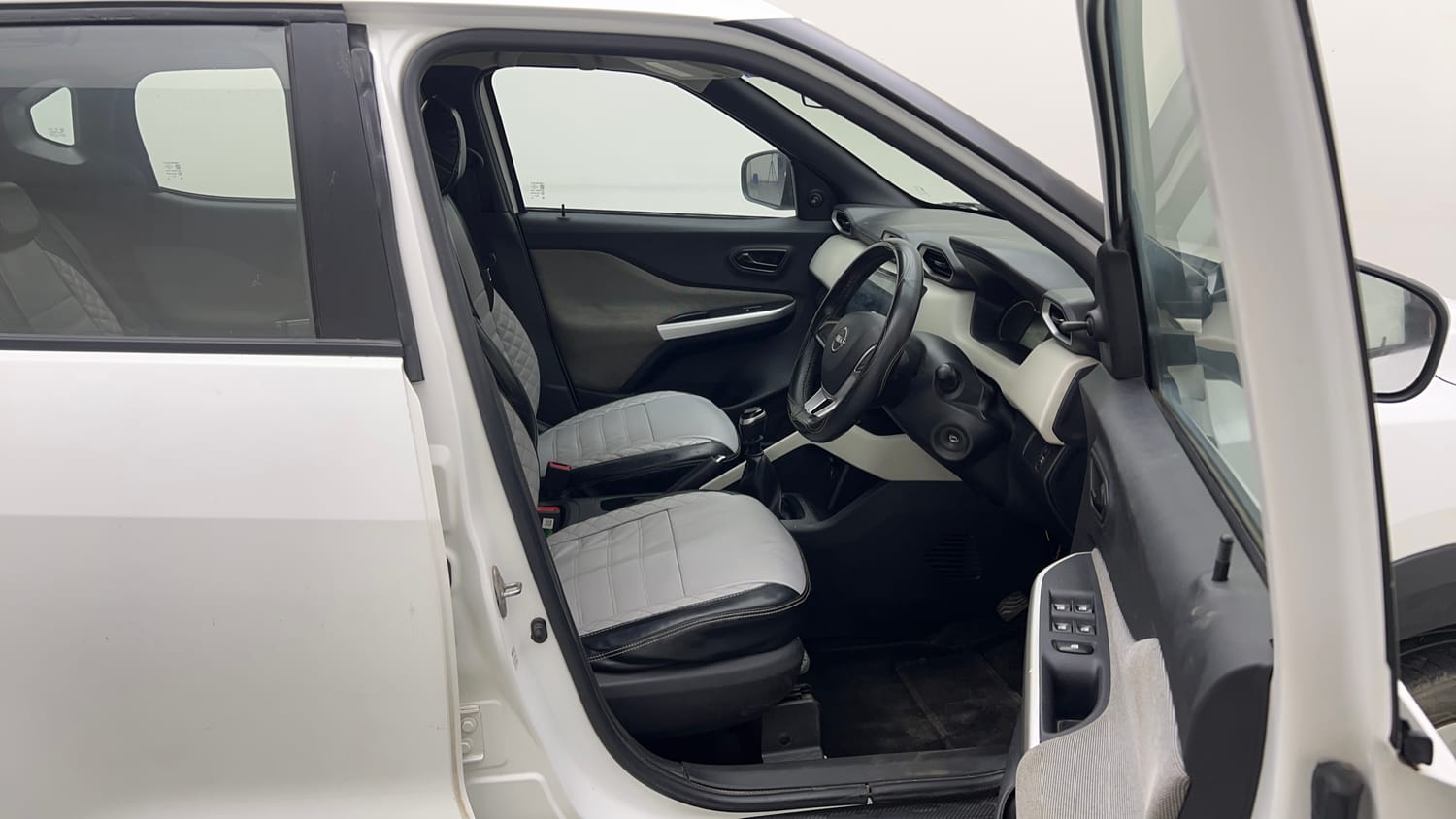 Used 2021 Nissan Magnite XE Petrol Manual interior RIGHT SIDE FRONT DOOR CABIN VIEW
