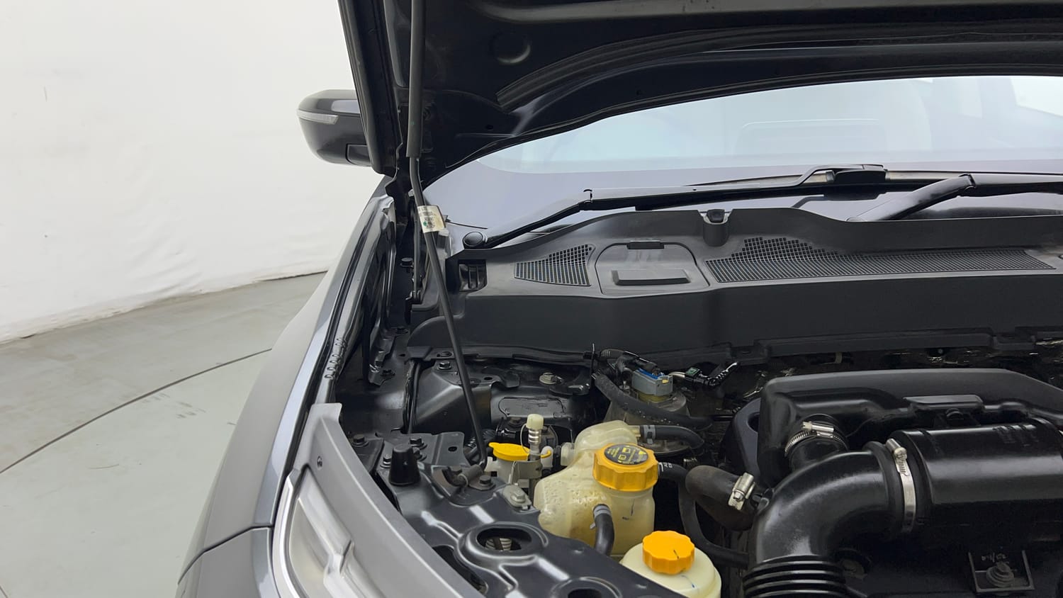 Used 2022 Tata Safari XZA Plus Diesel Automatic engine ENGINE RIGHT SIDE HINGE & APRON VIEW