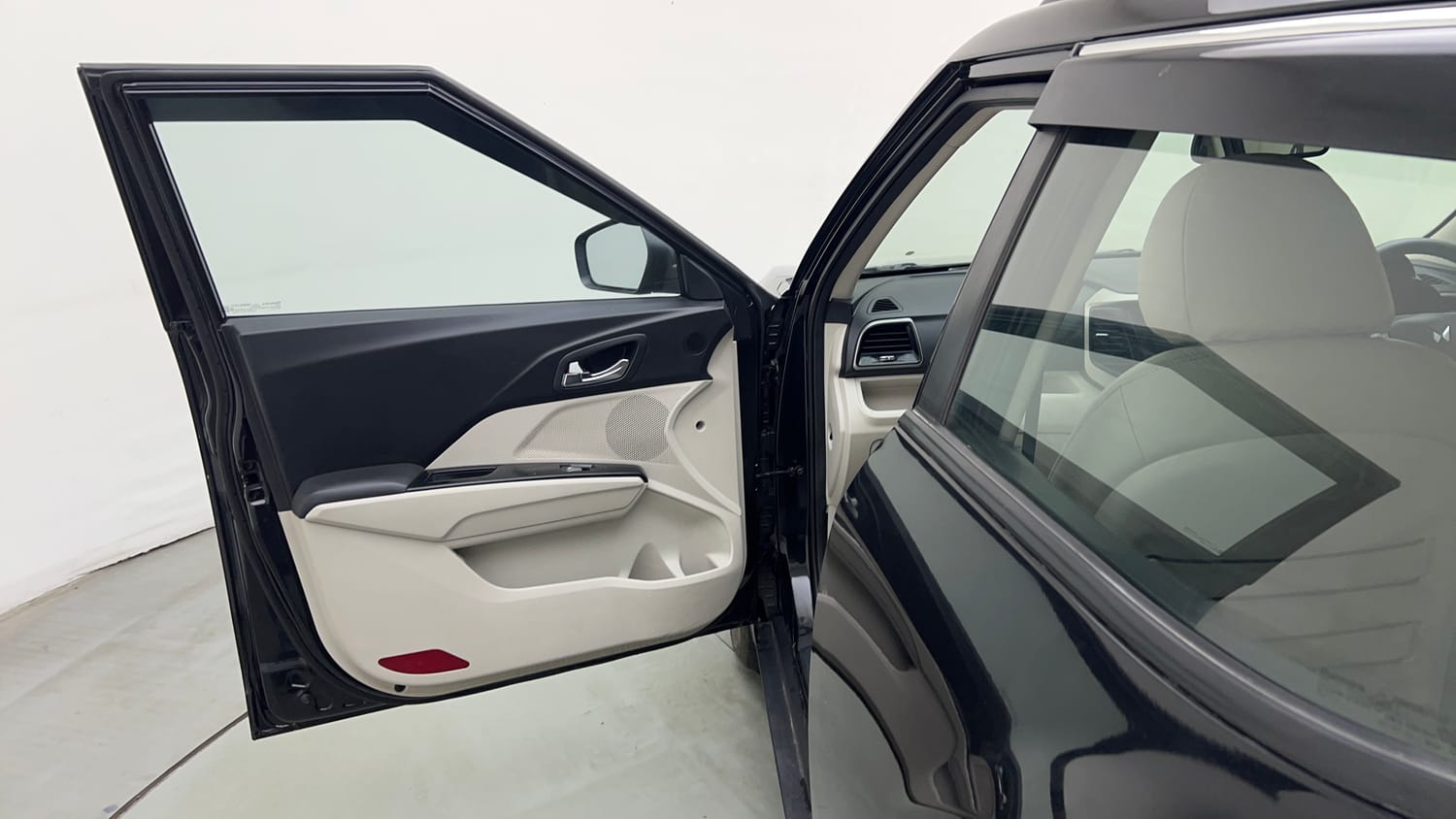 Used 2022 Mahindra XUV 300 W8 (O) 1.5 Diesel Diesel Manual interior LEFT FRONT DOOR OPEN VIEW