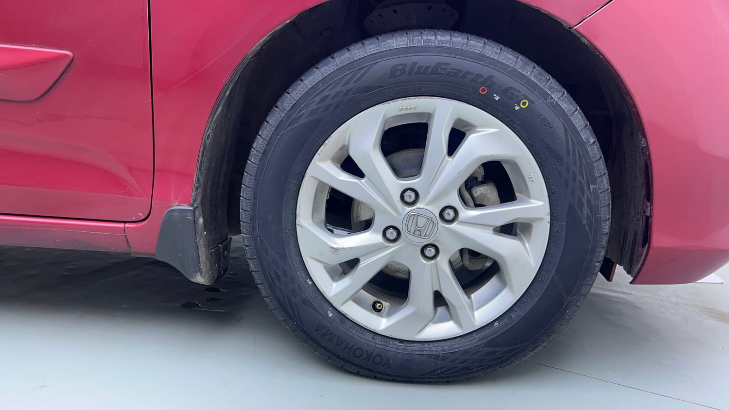 Used 2019 Honda Amaze 1.2 VX CVT Petrol Petrol Automatic tyres RIGHT FRONT TYRE RIM VIEW