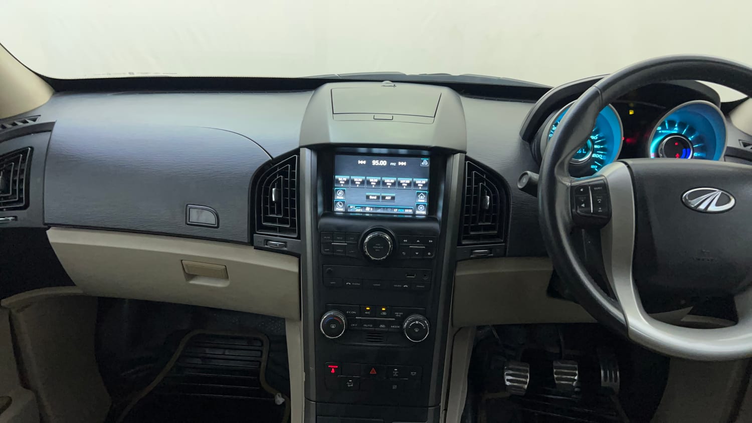 Used 2015 Mahindra XUV500 W10 Diesel Manual interior MUSIC SYSTEM & AC CONTROL VIEW