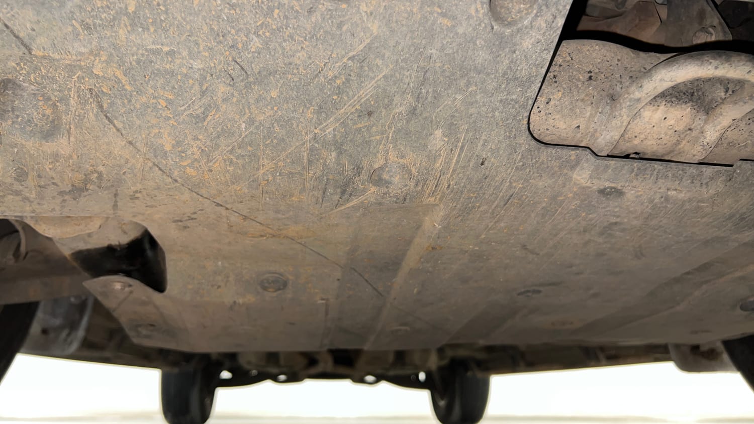 Used 2015 Mahindra XUV500 W10 Diesel Manual extra FRONT LEFT UNDERBODY VIEW