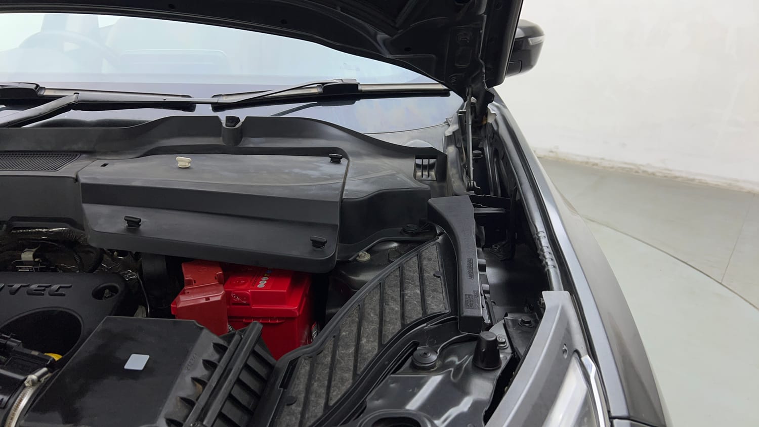 Used 2022 Tata Safari XZA Plus Diesel Automatic engine ENGINE LEFT SIDE HINGE & APRON VIEW
