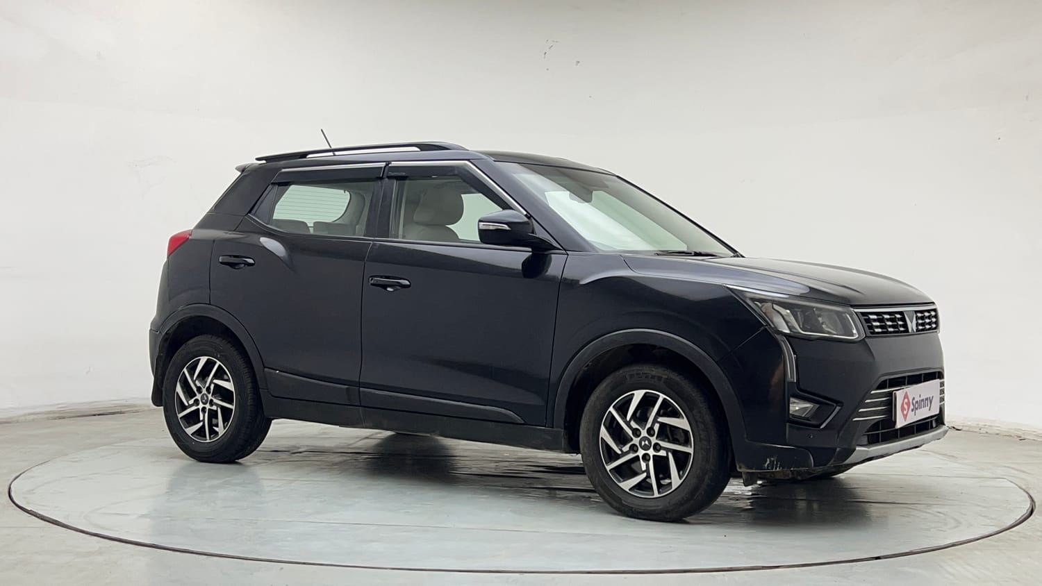 Used 2022 Mahindra XUV 300 W8 (O) 1.5 Diesel Diesel Manual exterior RIGHT FRONT CORNER VIEW