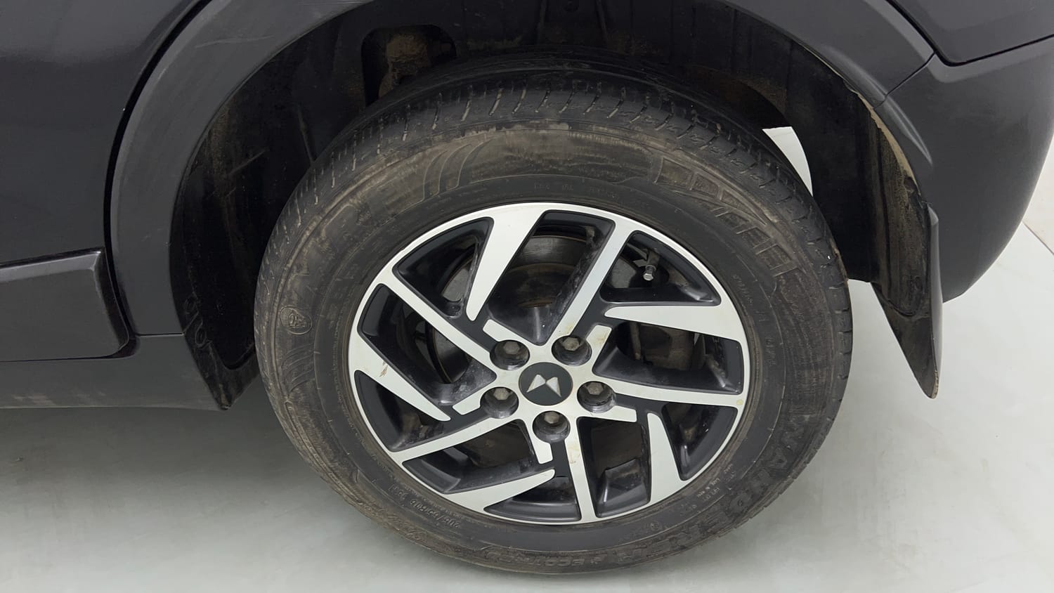 Used 2022 Mahindra XUV 300 W8 (O) 1.5 Diesel Diesel Manual tyres LEFT REAR TYRE RIM VIEW
