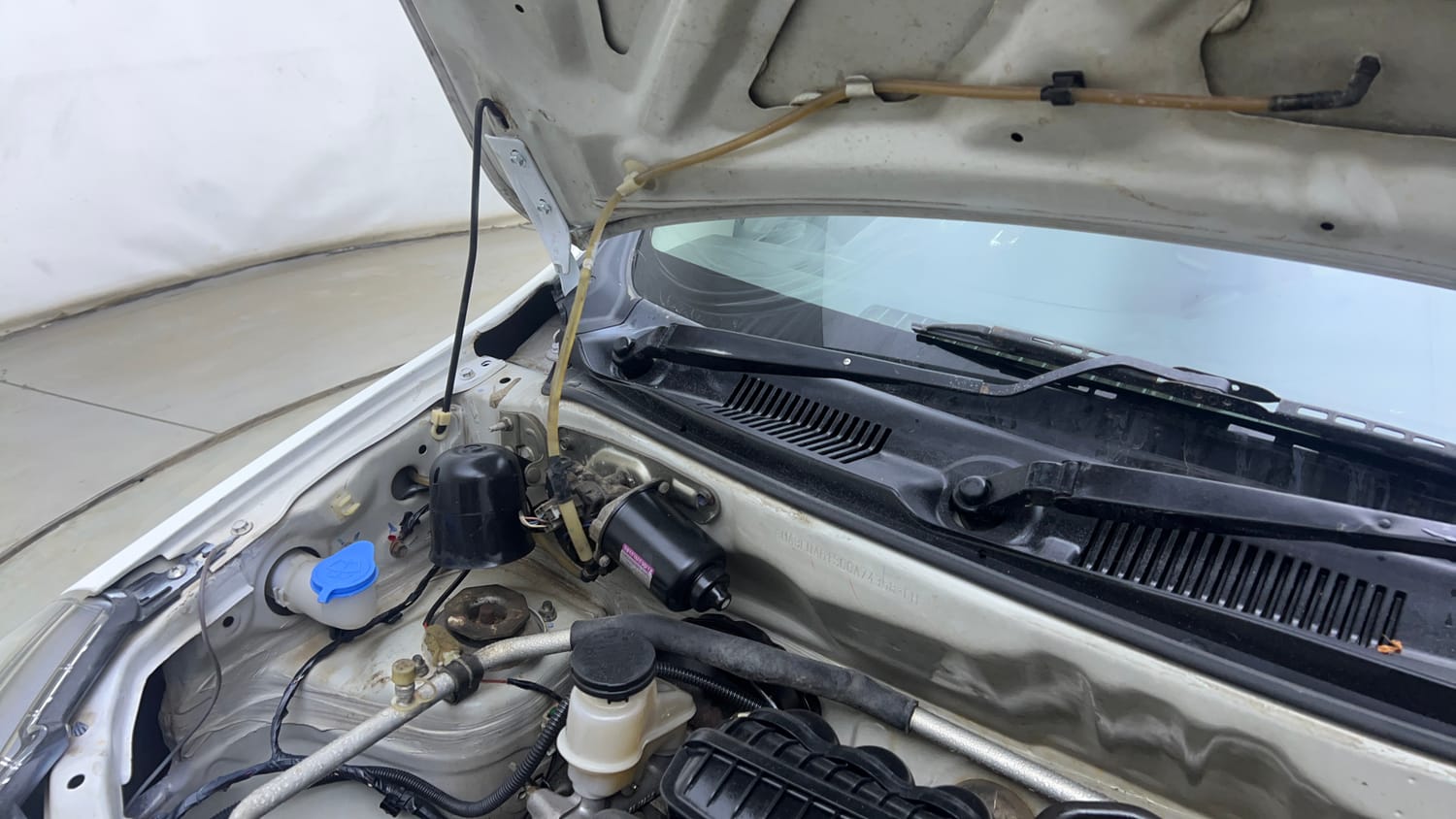 Used 2017 Maruti Suzuki Alto 800 LXi Petrol Manual engine ENGINE RIGHT SIDE HINGE & APRON VIEW