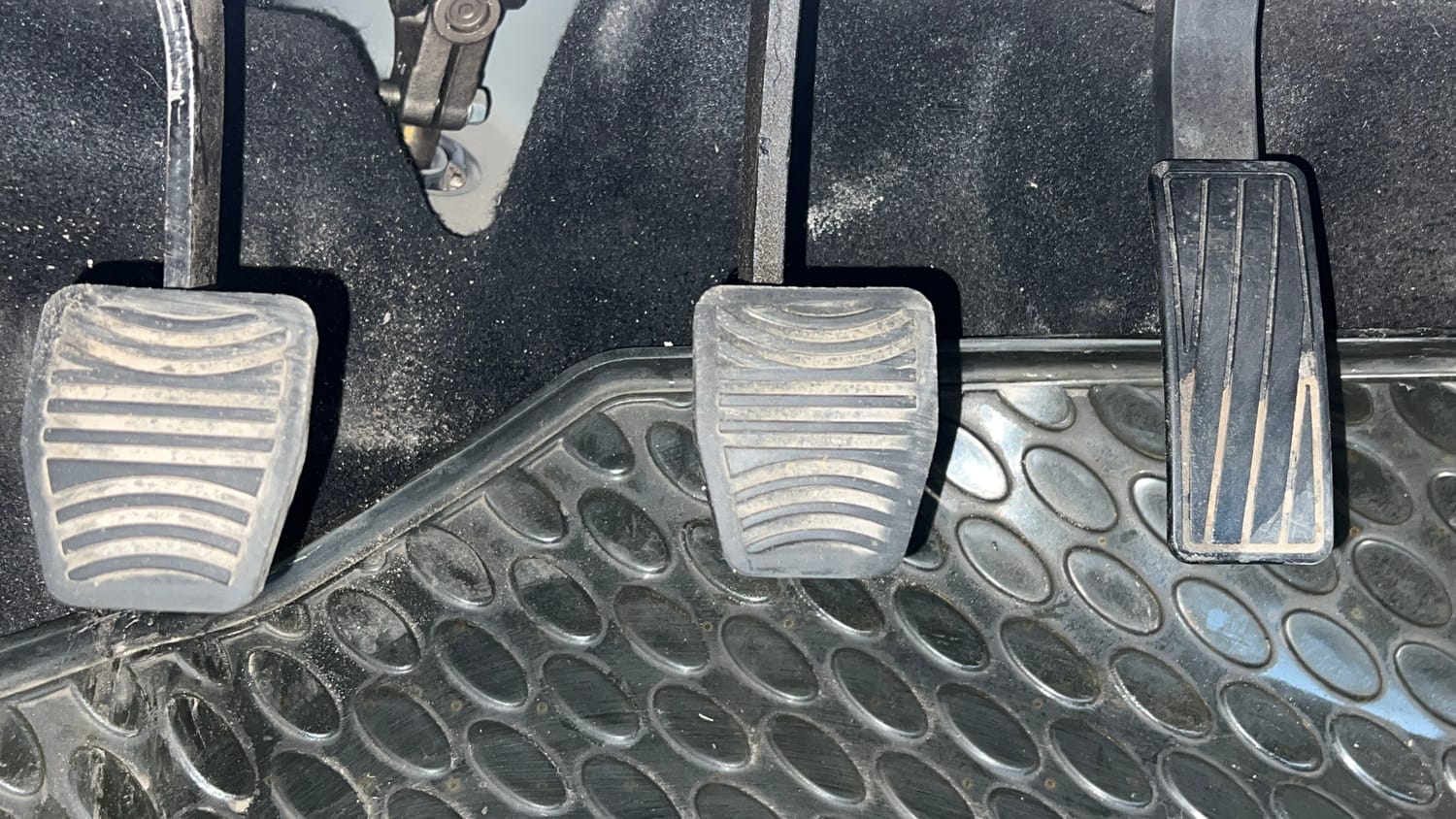 Used 2022 Mahindra XUV 300 W8 (O) 1.5 Diesel Diesel Manual interior PEDALS VIEW