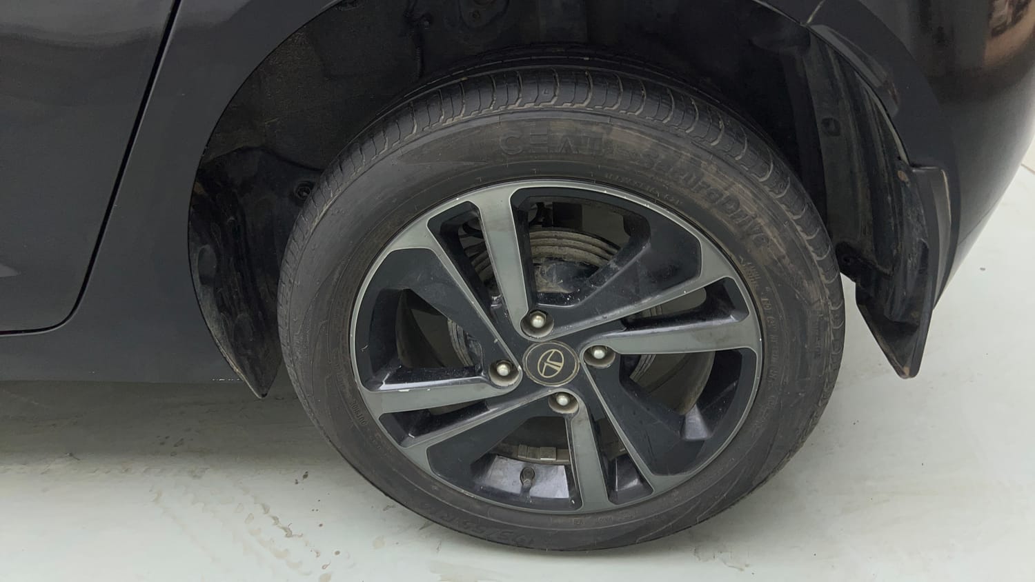 Used 2024 Tata Altroz XZ Plus (S) Dark Edition Diesel Diesel Manual tyres LEFT REAR TYRE RIM VIEW