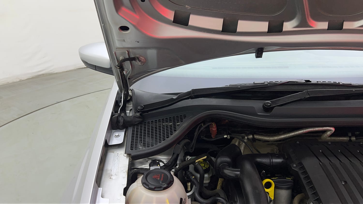 Used 2022 Volkswagen Polo Trendline 1.0L MPI Petrol Manual engine ENGINE RIGHT SIDE HINGE & APRON VIEW