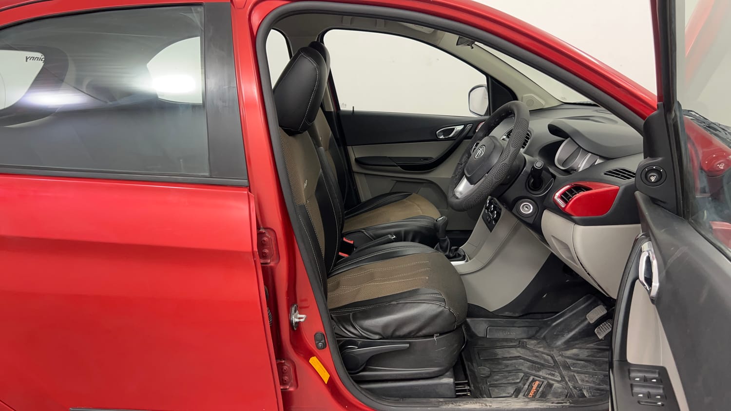 Used 2017 Tata Tiago Revotron XE (O) Petrol Manual interior RIGHT SIDE FRONT DOOR CABIN VIEW
