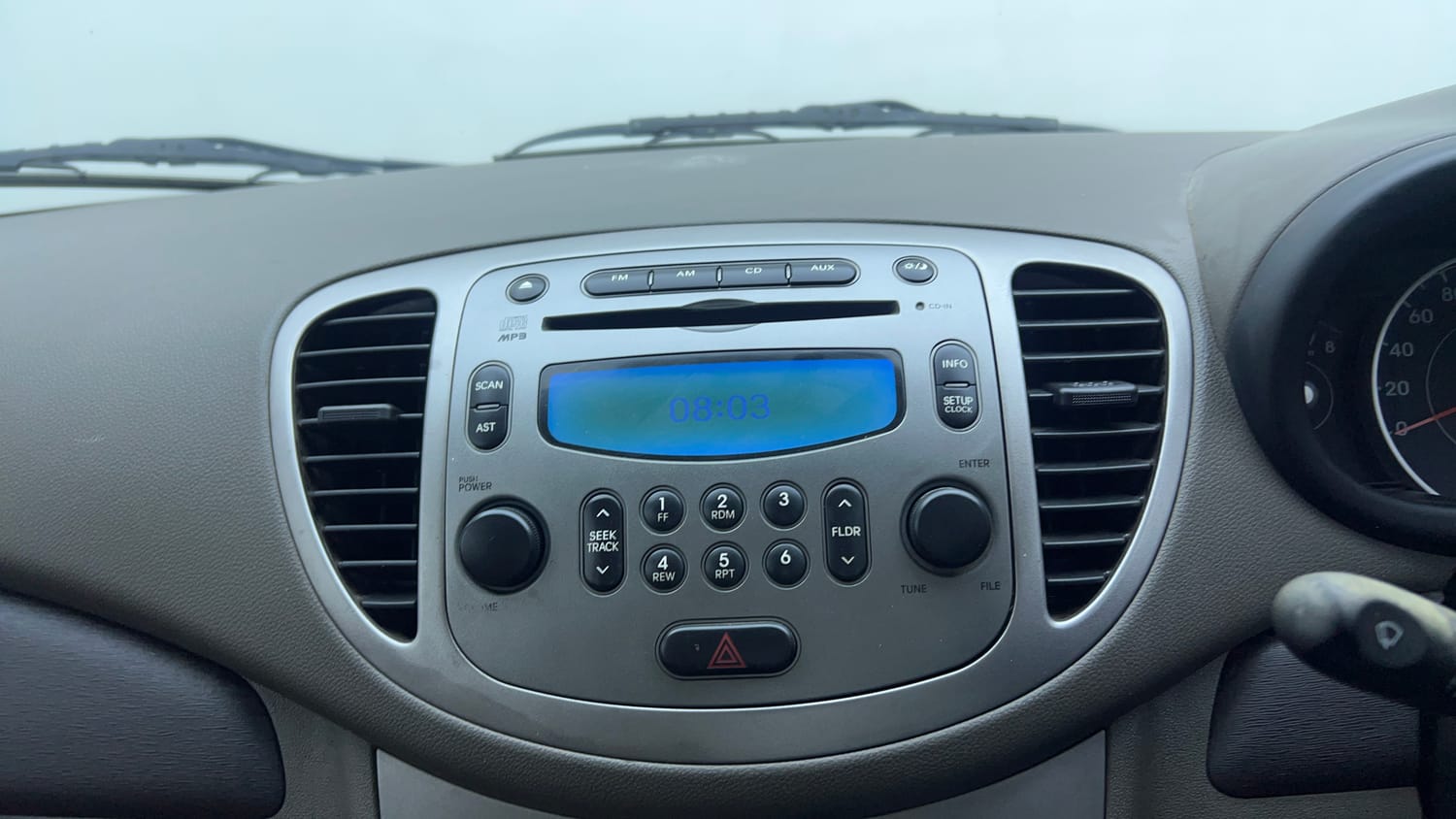 Used 2014 Hyundai i10 Sportz 1.1 iRDE2 Petrol Manual top_features Integrated (in-dash) music system