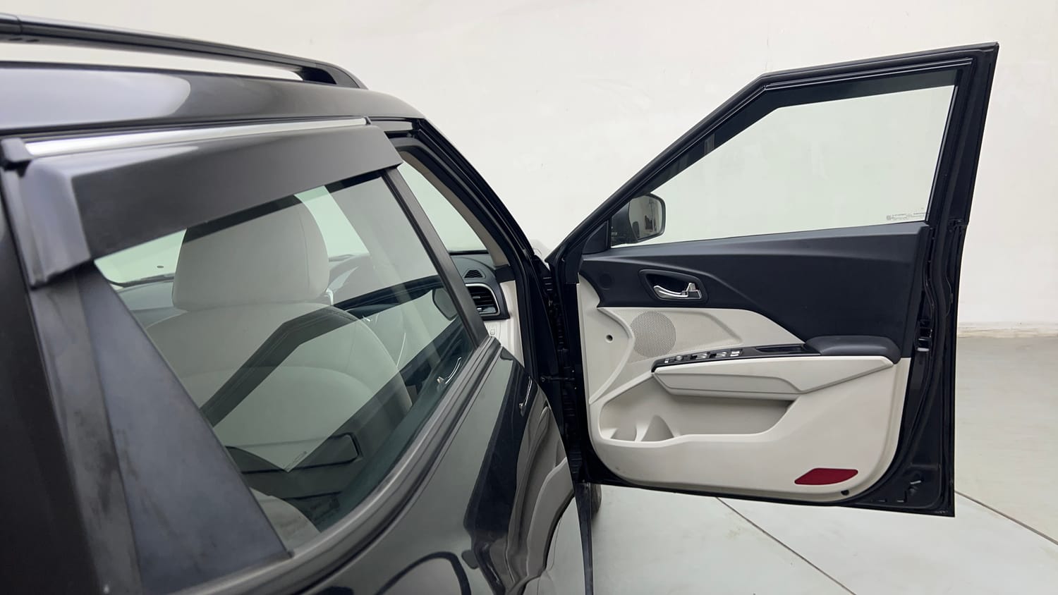 Used 2022 Mahindra XUV 300 W8 (O) 1.5 Diesel Diesel Manual interior RIGHT FRONT DOOR OPEN VIEW