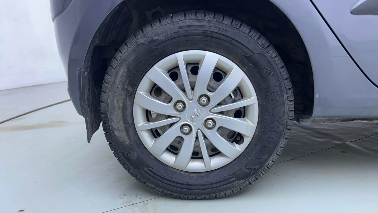 Used 2014 Hyundai i10 Sportz 1.1 iRDE2 Petrol Manual tyres RIGHT REAR TYRE RIM VIEW