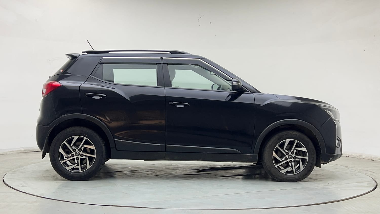 Used 2022 Mahindra XUV 300 W8 (O) 1.5 Diesel Diesel Manual exterior RIGHT SIDE VIEW