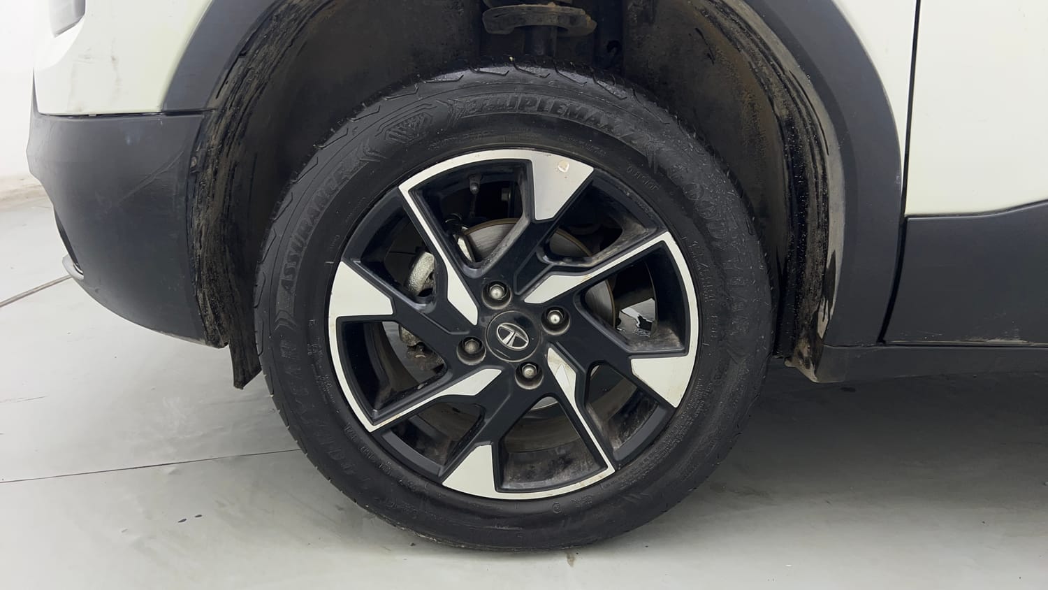 Used 2023 Tata Punch Accomplished Dazzle Sunroof CNG Cng Manual tyres LEFT FRONT TYRE RIM VIEW