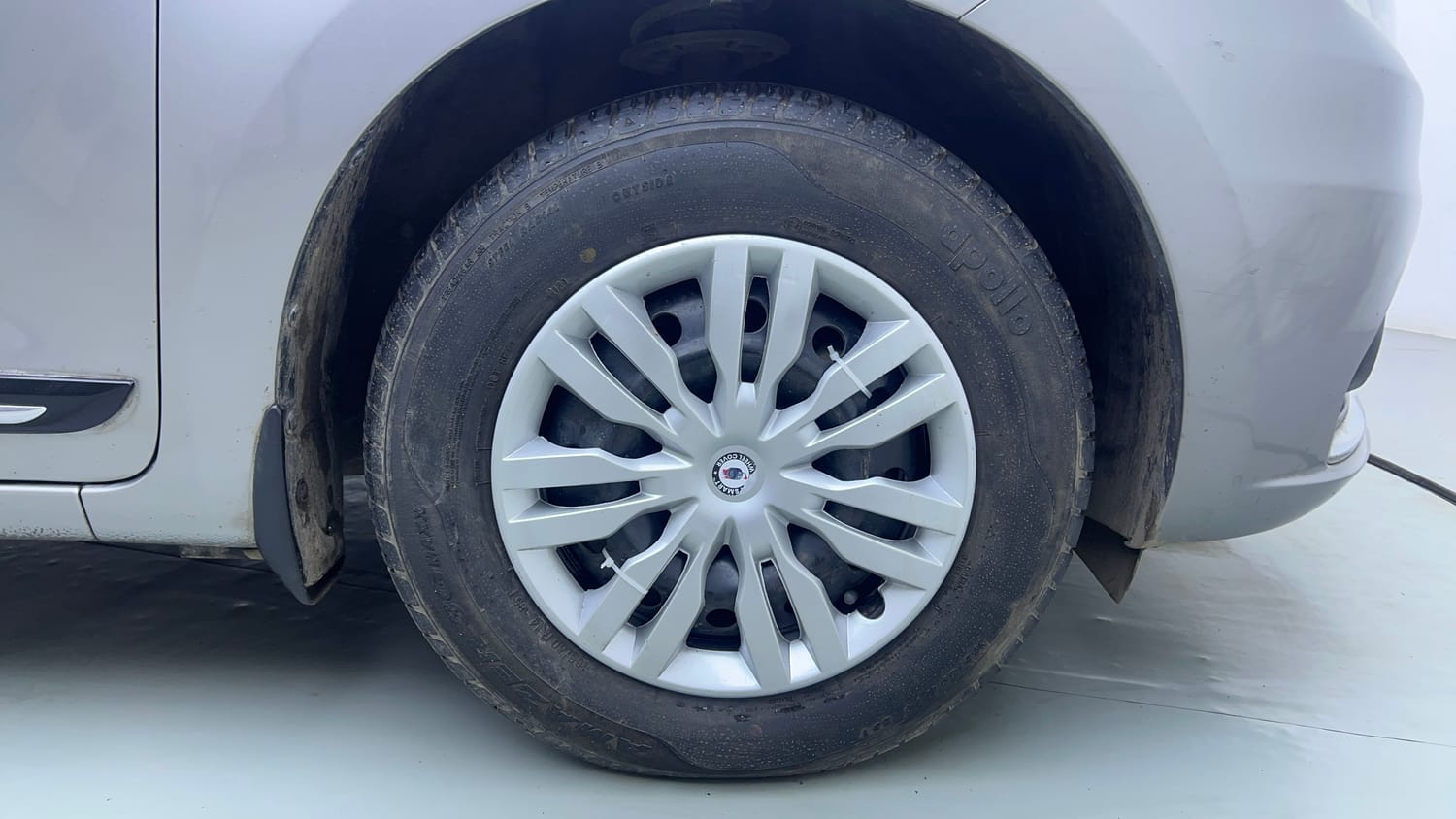 Used 2021 Maruti Suzuki Dzire VXi AGS Petrol Automatic tyres RIGHT FRONT TYRE RIM VIEW