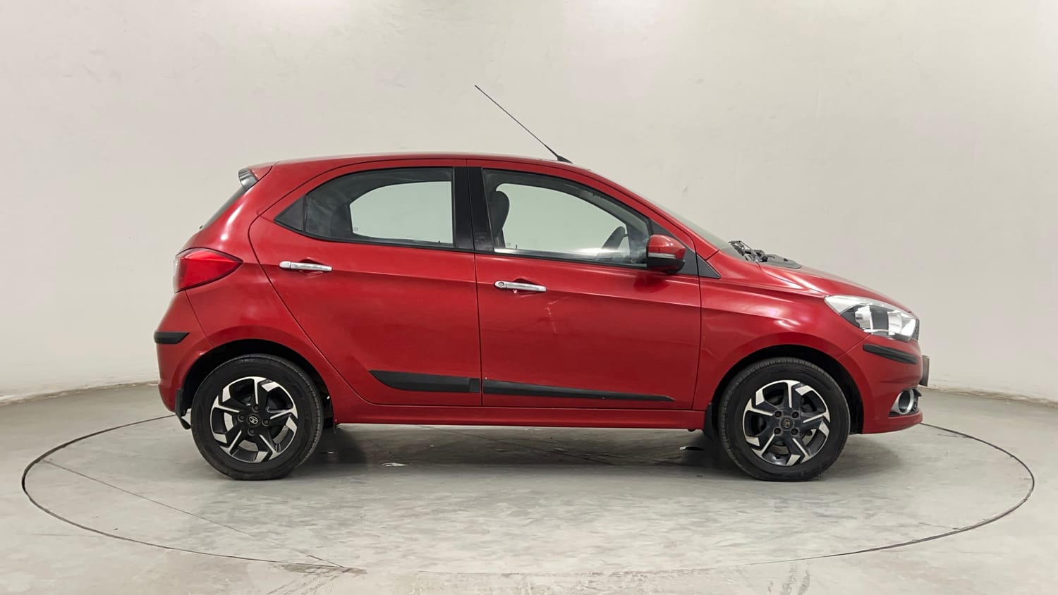 Used 2017 Tata Tiago Revotron XE (O) Petrol Manual exterior RIGHT SIDE VIEW
