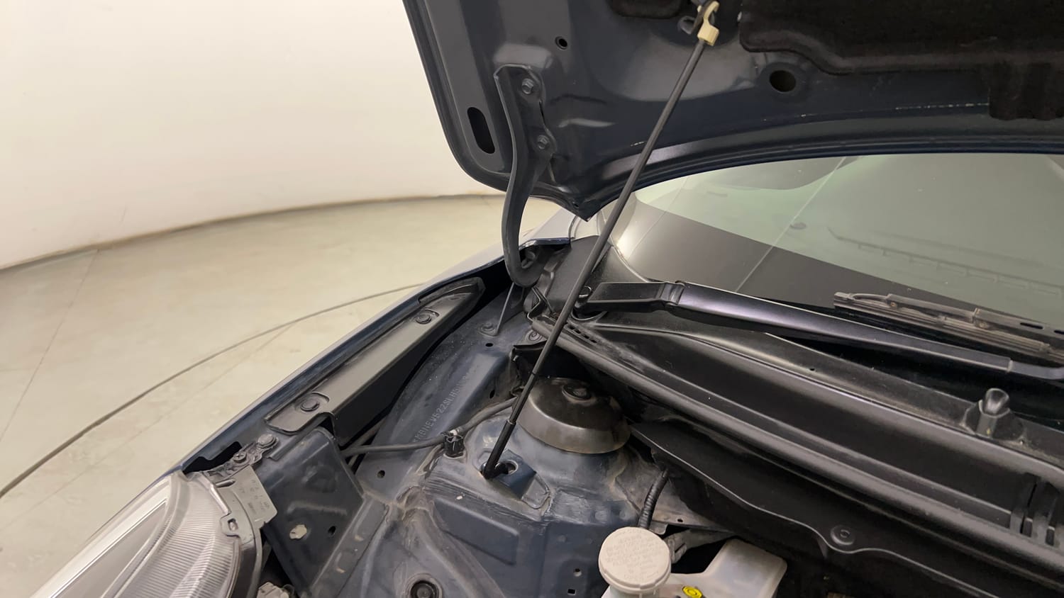 Used 2020 Maruti Suzuki Baleno Zeta Petrol Manual engine ENGINE RIGHT SIDE HINGE & APRON VIEW