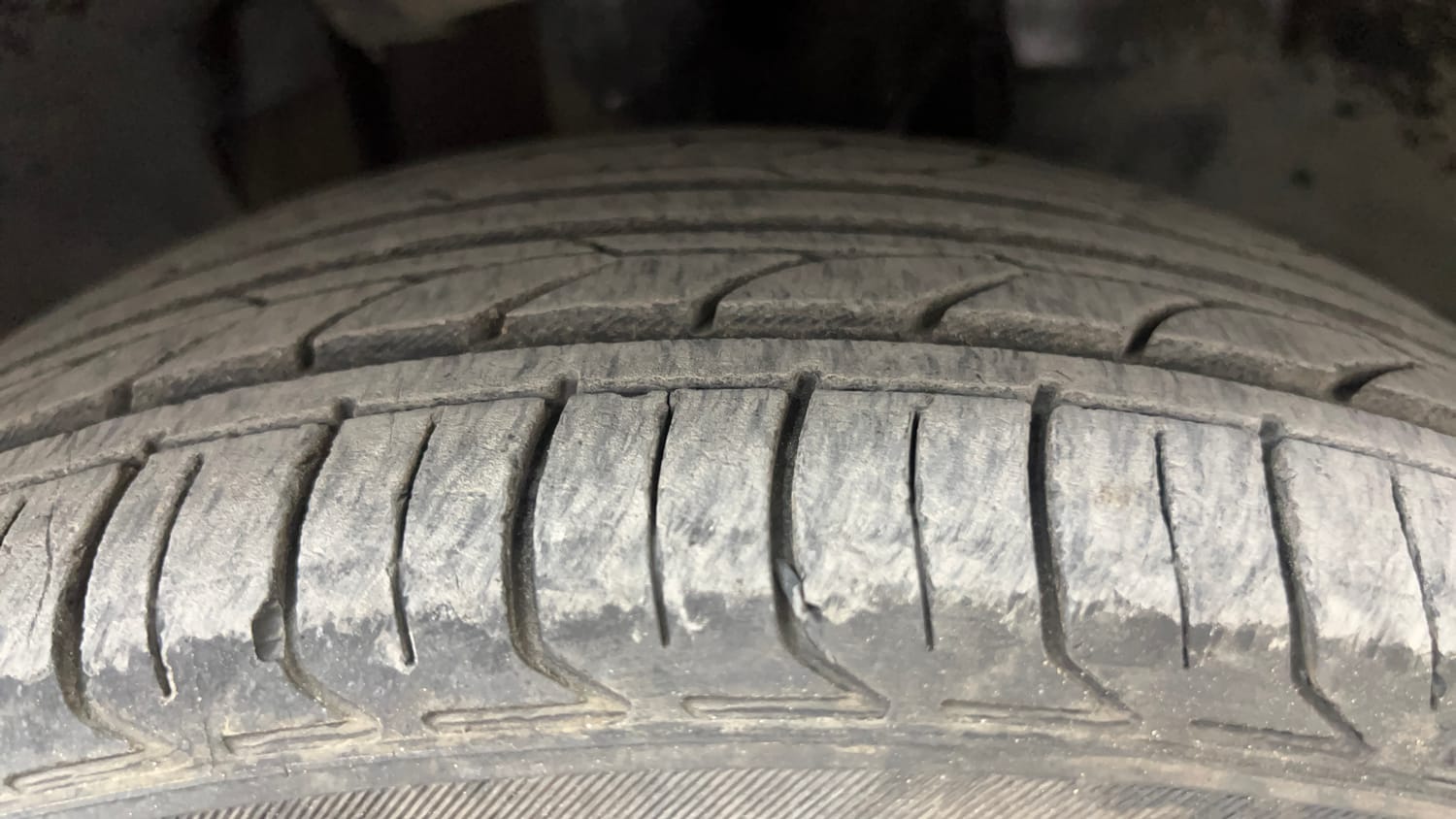 Used 2017 Tata Tiago Revotron XE (O) Petrol Manual tyres RIGHT FRONT TYRE TREAD VIEW