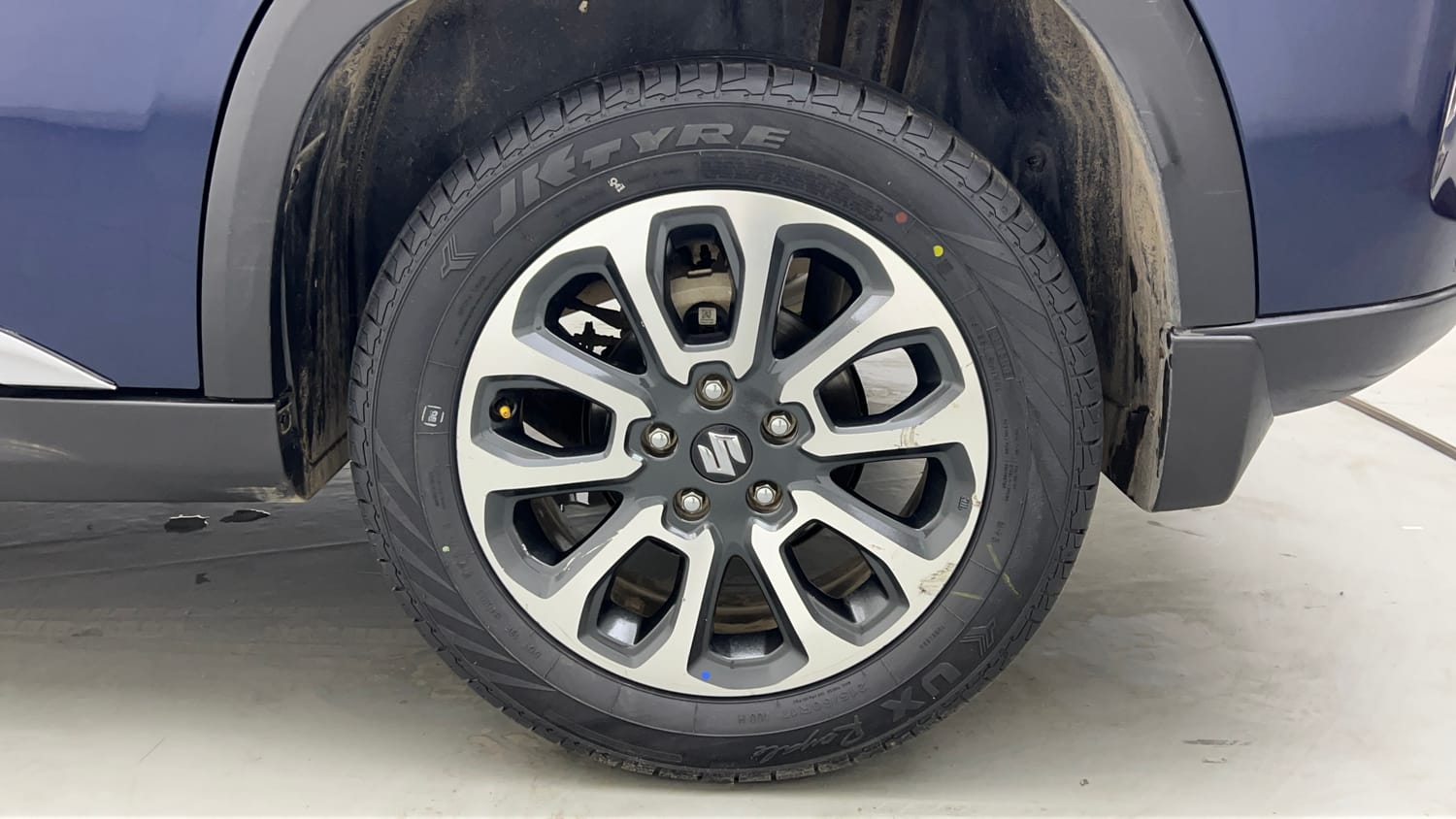 Used 2023 Maruti Suzuki Grand Vitara Zeta Smart Hybrid AT Petrol Automatic tyres LEFT REAR TYRE RIM VIEW