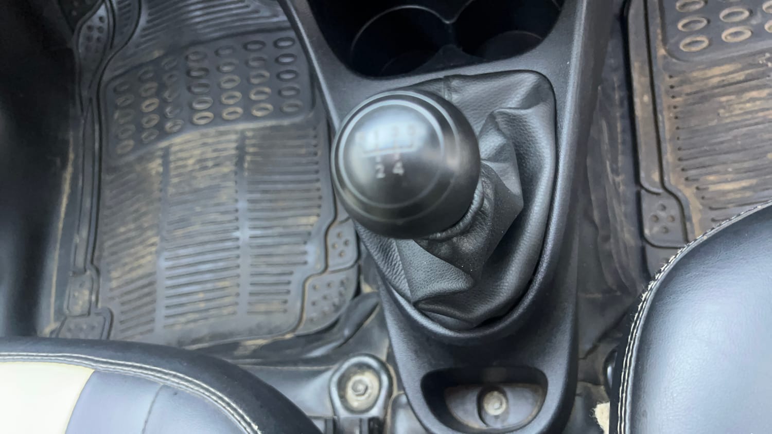 Used 2016 Toyota Etios Liva VD Diesel Manual interior GEAR  KNOB VIEW