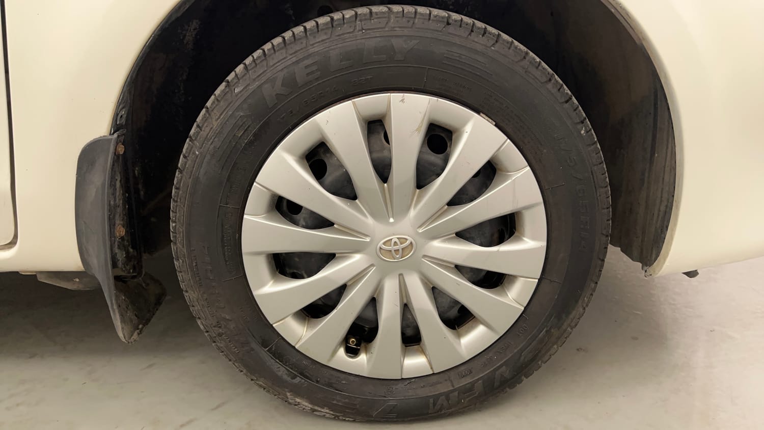 Used 2013 Toyota Etios Liva G Petrol Manual tyres RIGHT FRONT TYRE RIM VIEW