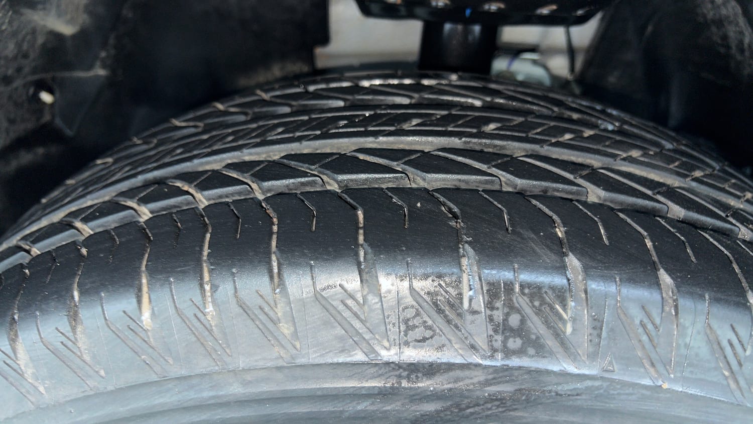 Used 2026 Tata Safari Accomplished X Automatic Petrol Automatic tyres LEFT FRONT TYRE TREAD VIEW