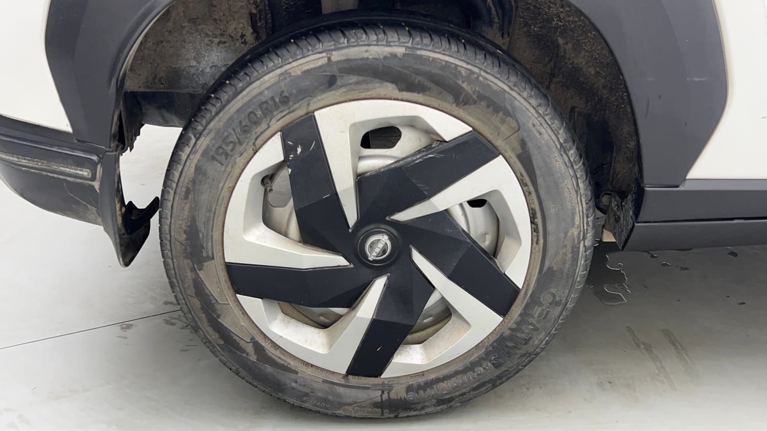 Used 2021 Nissan Magnite XE Petrol Manual tyres RIGHT REAR TYRE RIM VIEW