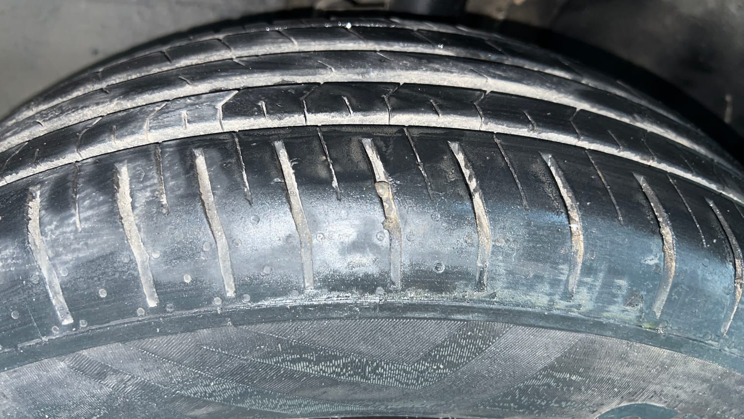Used 2023 Tata Punch Adventure RHYTHM PACK MT Petrol + CNG (Outside Fitted) Cng Manual tyres LEFT FRONT TYRE TREAD VIEW