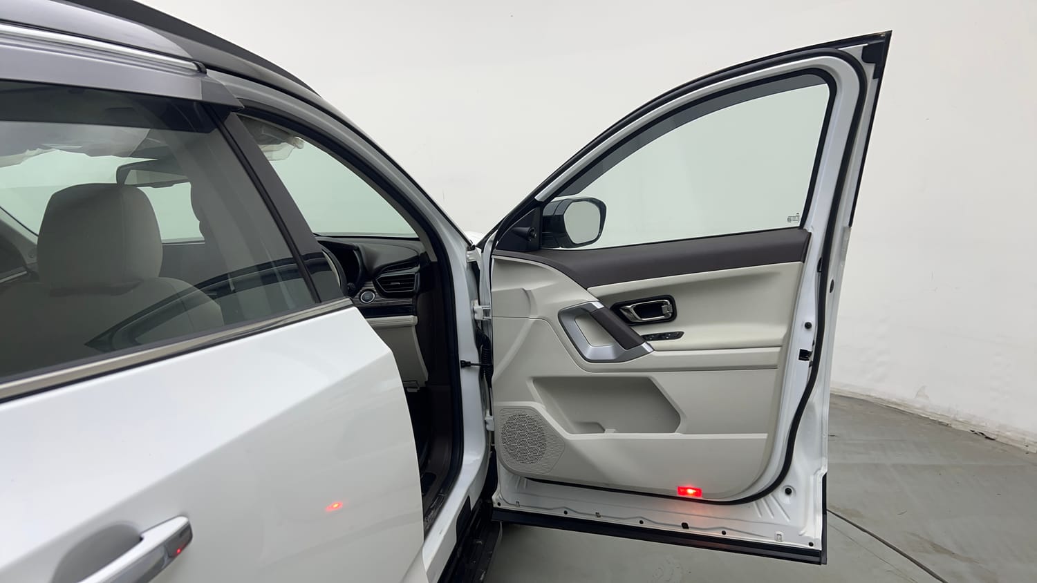 Used 2026 Tata Safari Accomplished X Automatic Petrol Automatic interior RIGHT FRONT DOOR OPEN VIEW