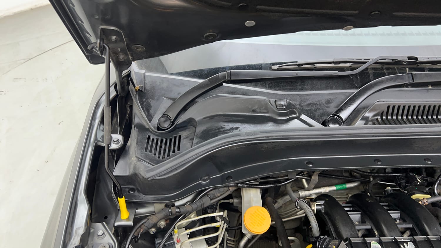 Used 2023 Tata Punch Adventure RHYTHM PACK MT Petrol + CNG (Outside Fitted) Cng Manual engine ENGINE RIGHT SIDE HINGE & APRON VIEW